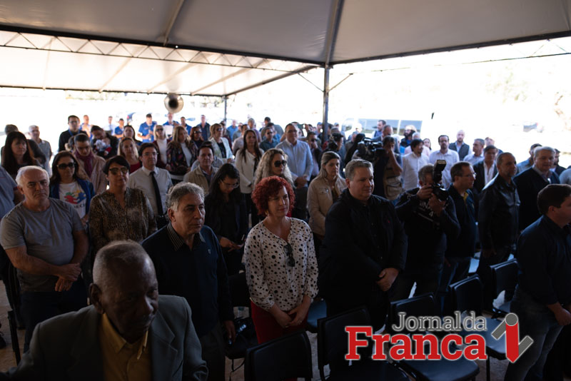 A cerimônia foi acompanhada por autoridades, políticos e muitos membros da comunidade francana